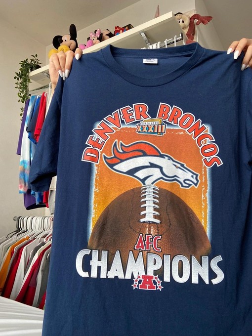 1998 NFL Denver Broncos Graphics Sweatshirt T-shirt - Ideal Gift for Vintage NCAA Shirts & NFL Fans