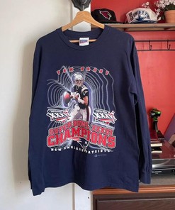 2002 Tom Brady Vintage Style NFL Sweatshirt T-shirt - Ideal Gift for Football Fans