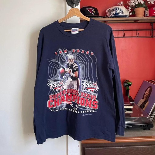 2002 Tom Brady Vintage Style NFL Sweatshirt T-shirt - Ideal Gift for Football Fans