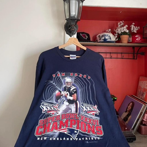 2002 Tom Brady Vintage Style NFL Sweatshirt T-shirt - Ideal Gift for Football Fans - Image 2