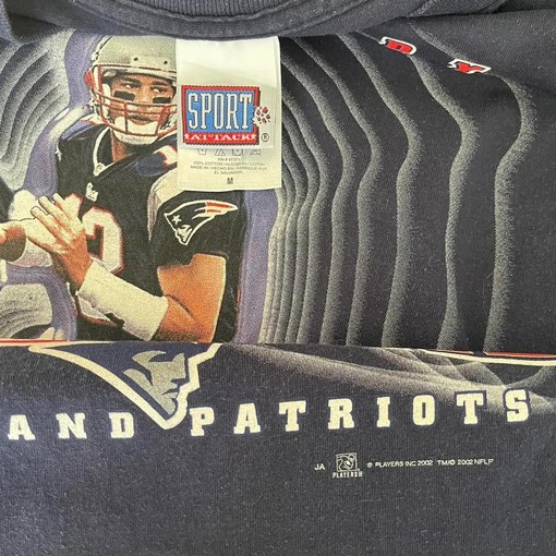 2002 Tom Brady Vintage Style NFL Sweatshirt T-shirt - Ideal Gift for Football Fans - Image 3