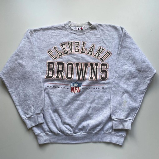 90s Cleveland Browns NFL Football Graphic Sweatshirt T-shirt - Vintage Style Perfect Gift for NFL Fans