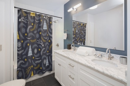 Christmas Trees and Snowflakes Print Shower Curtain for Festive Bathroom Decor - Image 2