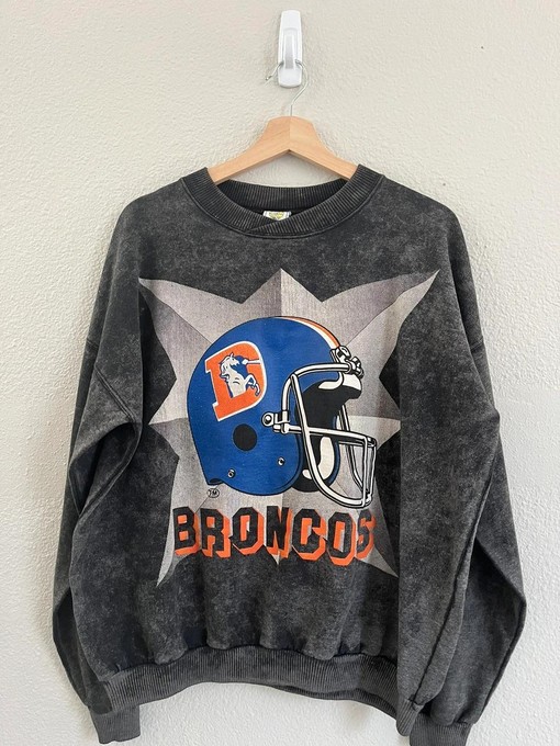 Denver Broncos NFL Vintage Style 90s Sweatshirt T-shirt - Ideal Gift for NFL Fans