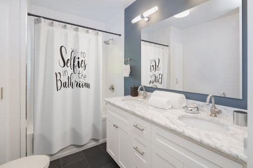 Funny No Selfies Bathroom Shower Curtain - Humorous Farmhouse Decor with Bathroom Humor - Image 2