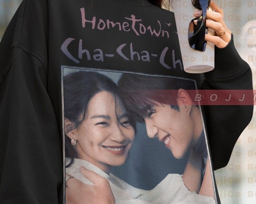 Homage Hometown Chachacha Sweatshirt, Kim Seon-ho Hong Du-sik Sweater, Shin Min-a Yoon Hye-Jin Kim Ji-hyun Shirt - Image 4