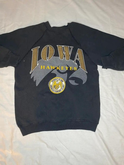 Iowa Hawkeye Vintage Style T-Shirt Sweatshirt for Sports Fans