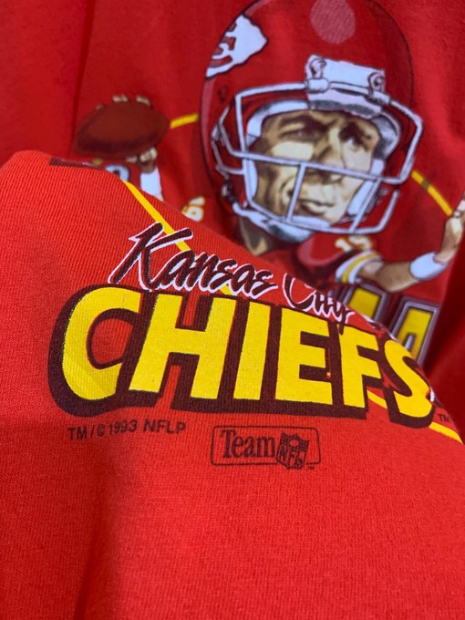 Joe Montana Vintage Style NFL Sweatshirt T-shirt - Ideal Gift for NFL Fans - Image 2