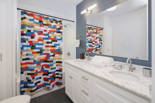 Modern Shower Curtain for Stylish Restroom Decor - Image 2