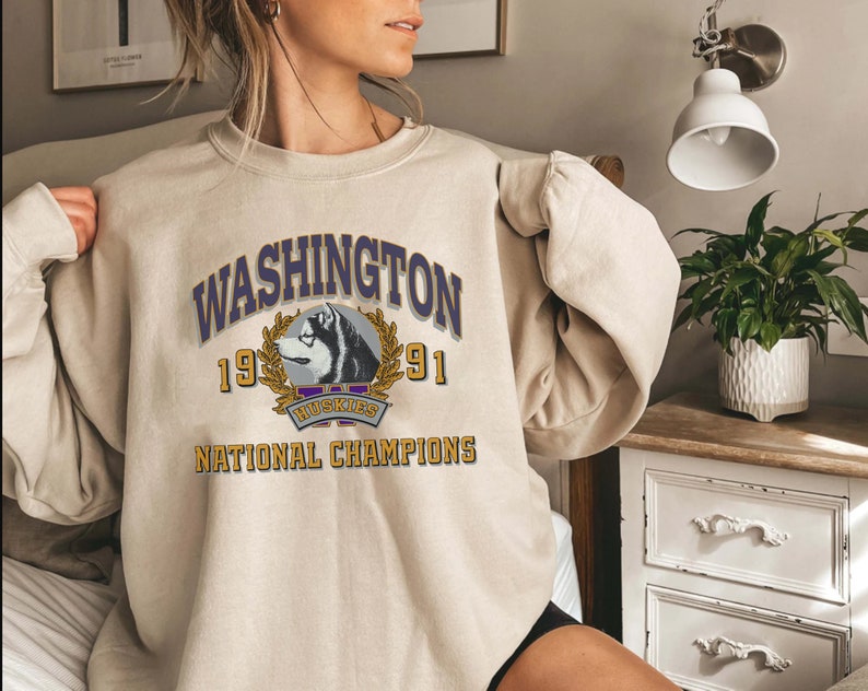 NCAA Unisex Washington Huskies Logo Sweatshirt, Vintage T-Shirt Hoodie