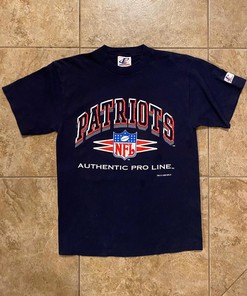 New England Patriots Logo Athletic Sweatshirt T-shirt - Vintage Style NFL Shirt, A Must Have For Football Fans