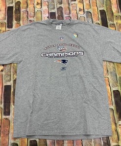 New England Patriots Vintage Sweatshirt T-shirt for NFL Enthusiasts