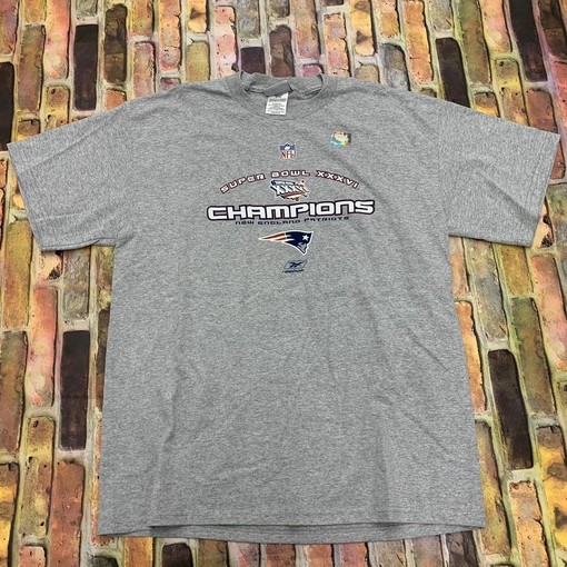 New England Patriots Vintage Sweatshirt T-shirt for NFL Enthusiasts