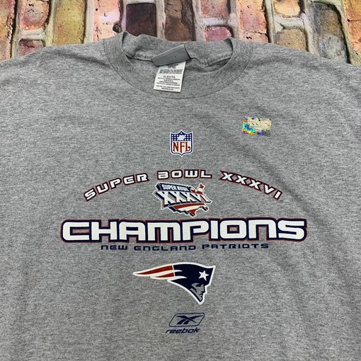 New England Patriots Vintage Sweatshirt T-shirt for NFL Enthusiasts - Image 2