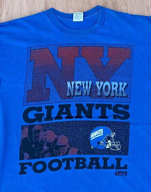 New York Giants NFL Vintage Style Sweatshirt T-shirt for Football Enthusiasts - Image 2