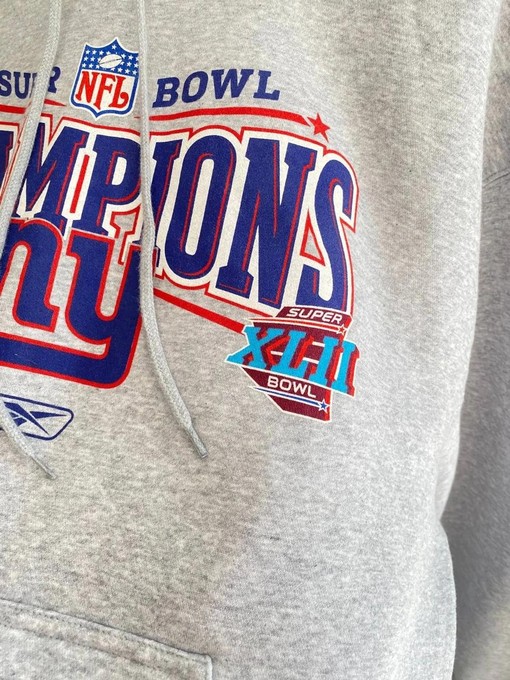 New York Giants Super Bowl XLII Champions Vintage Sweatshirt T-Shirt - Ideal NFL Apparel for Football Fans - Image 3