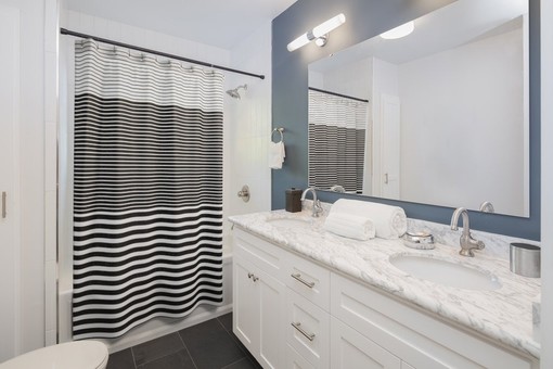 Ombre Colorblock Design Black and White Striped Shower Curtain for Modern Bathroom Decor - Image 3