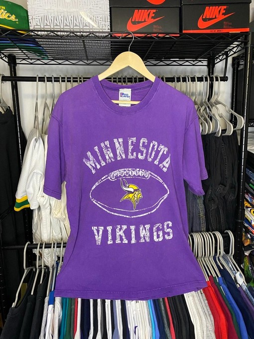Pro Player Minnesota Vikings Graphic Sweatshirt T-shirt - Vintage Style NFL Football Teams Gifts for Fans