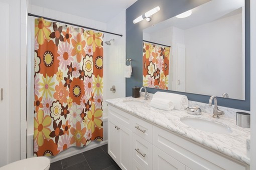 Retro 70's Flowers Inspired Shower Curtain with Vintage Charm Flower-Patterned Bathroom Accessory - Image 3