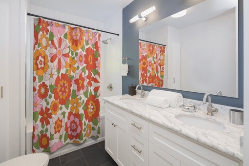Retro Flower Shower Curtain, Hippie Inspired Bathroom Decor with Vintage Charm - Image 3