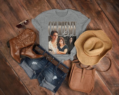 Retro Friends TV Show Tee featuring Courteney Cox as Monica Geller and Ross Geller, Lisa Kudrow as Phoebe Buffay - Image 3