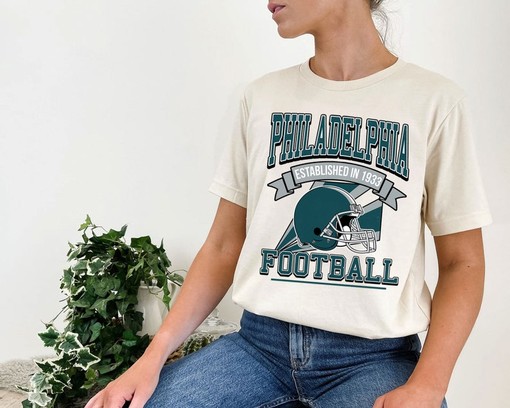 Retro Philadelphia Eagles Football Team Sweatshirt - Classic Vintage Design for NFL Fans - Image 4