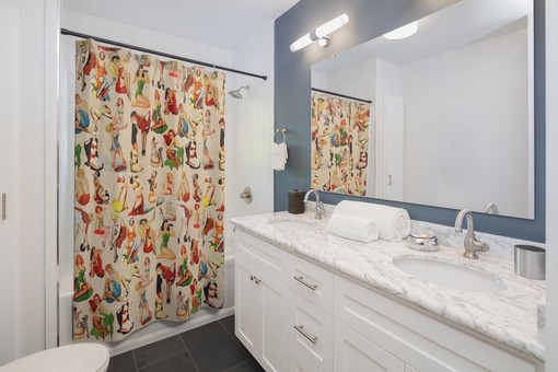 Retro Pin Up Beauties Shower Curtain: Classic Cheesecake Art Vibe for Your Retro Bath - Image 2