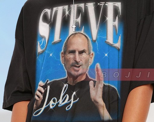 Retro STEVE JOBS Tee - Entrepreneur Gift Featuring STEVE JOBS & Apple Logo, Classic Movie Shirt for Men and Women - Image 2
