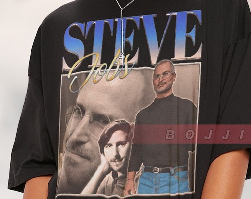 Retro STEVE JOBS T-shirt - Entrepreneur Gift Featuring STEVE JOBS & Apple Logo, Classic Movie T-shirt for Men and Women - Image 2