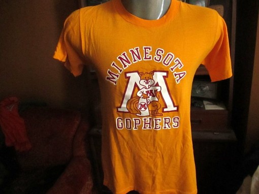 Retrowave Vintage 80s University of Minnesota Golden Gophers T-Shirt USA for NCAA Fans