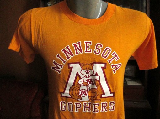 Retrowave Vintage 80s University of Minnesota Golden Gophers T-Shirt USA for NCAA Fans - Image 2