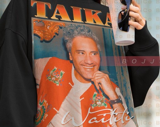 Taika Waititi Fans Sweatshirt, New Zealand Filmmaker, Actor, Comedian, Thor Shirt, Taika Waititi Retro 90s Sweater - Image 4