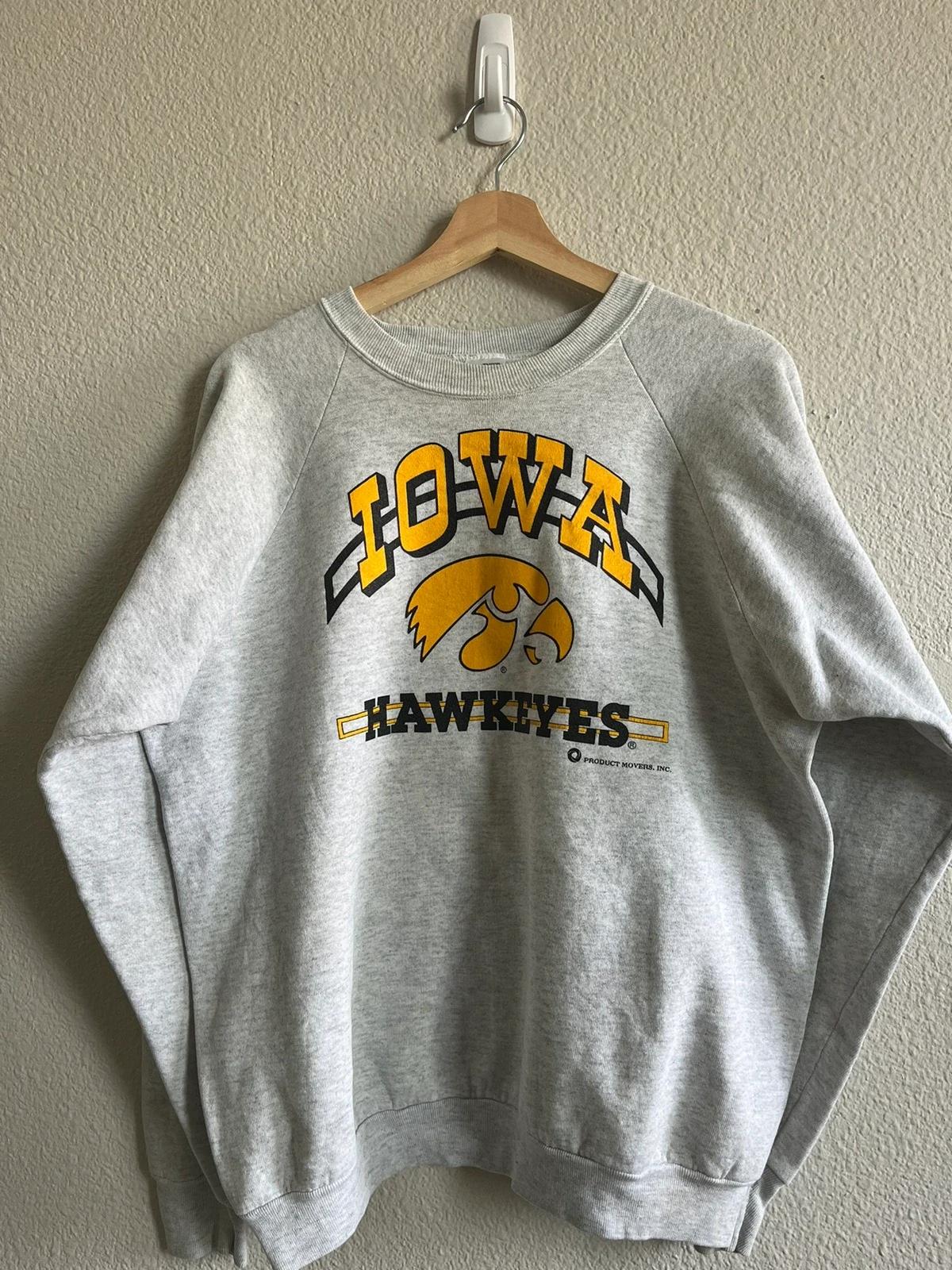 University Iowa Hawkeyes 90s Vintage Style Sweatshirt T-shirt - Ideal Gift for NFL Fans