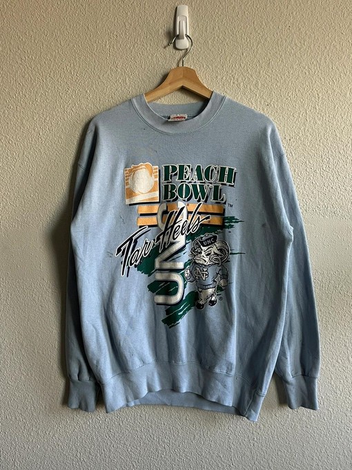University North Carolina Vintage Style Sweatshirt T-shirt - Ideal Gift for Football Fans