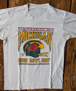Vintage 90S University of Michigan Wolverines Football T-Shirt - Perfect Gift for NCAA Fans