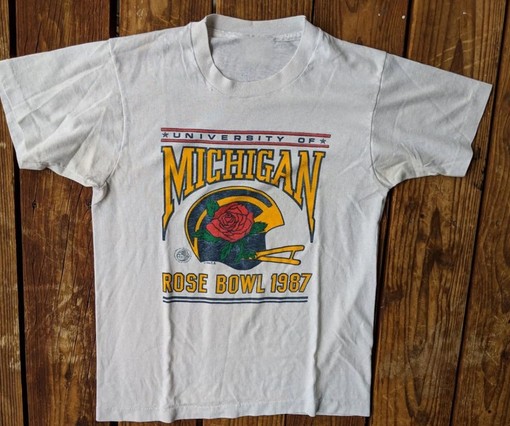 Vintage 90S University of Michigan Wolverines Football T-Shirt - Perfect Gift for NCAA Fans