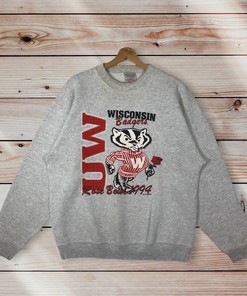 Vintage 90s Rose Bowl Spell Out Logo Wisconsin Badgers Mascot Crewneck Sweatshirt - NCAA Shirt
