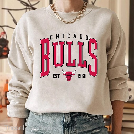 Vintage Chicago Bulls Sweatshirt Hoodie - Retro Basketball Design - Image 3