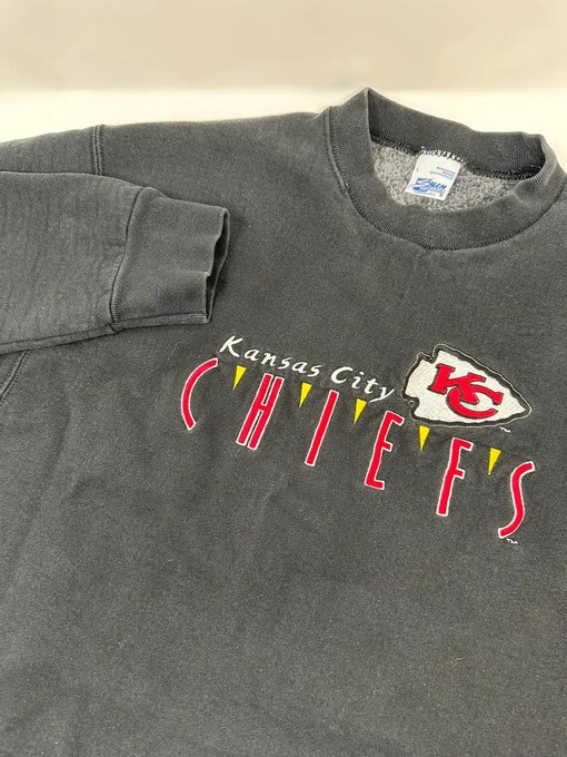 Vintage Kansas City Chiefs USA Apparel for Football Fans - Image 2