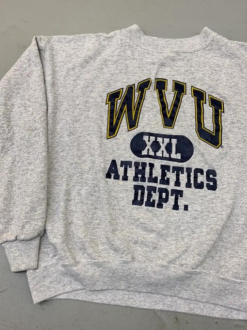 Vintage Style 80s West Virginia University College T-Shirt Sweatshirt for Sports Fans