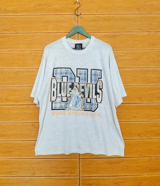 Vintage Style 90S Duke University Sweatshirt Hoodie Football Game Day T-Shirt Lover with a Retro Look