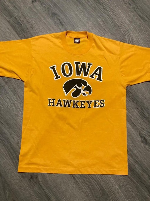 Vintage Style 90S Iowa Hawkeyes Single Stitch Made in USA Sweatshirt Hoodie Football Game Day T-Shirt Lover