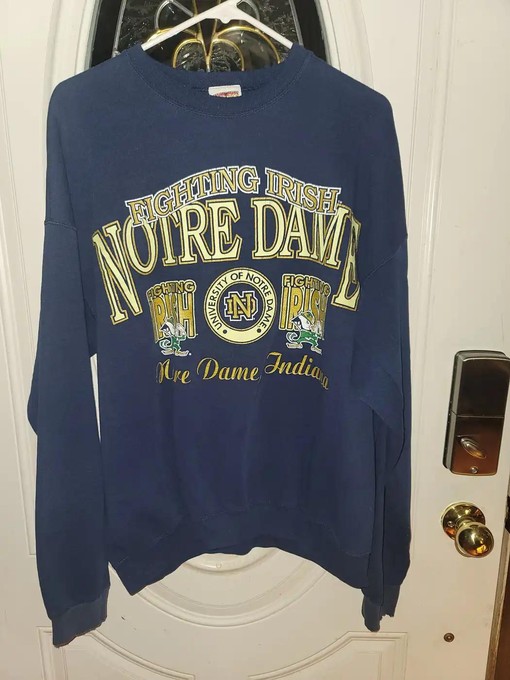 Vintage Style 90s Notre Dame Fighting Irish T-Shirt Sweatshirt American Football Sweatshirt Sports Gifts