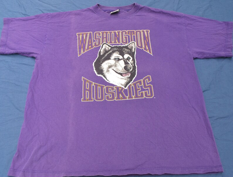Vintage University of Washington Huskies T-Shirt, NCAA Vintage Shirt for Him - Image 2