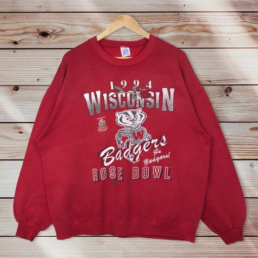 Wisconsin Badgers Mascot Sweatshirt in a Vintage Style 90'S, Ideal for Sports Enthusiasts